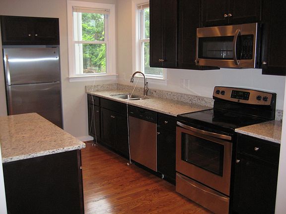 3rd image of 1318 Parkwood Ave #A