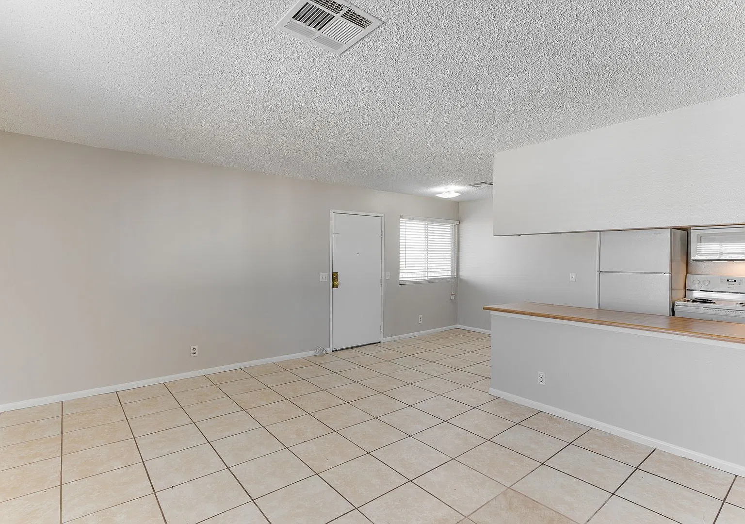 Charming & Cozy 2-Bedroom Upstairs Apartment Bright, Comfortable & Full of Character! — Photo 3