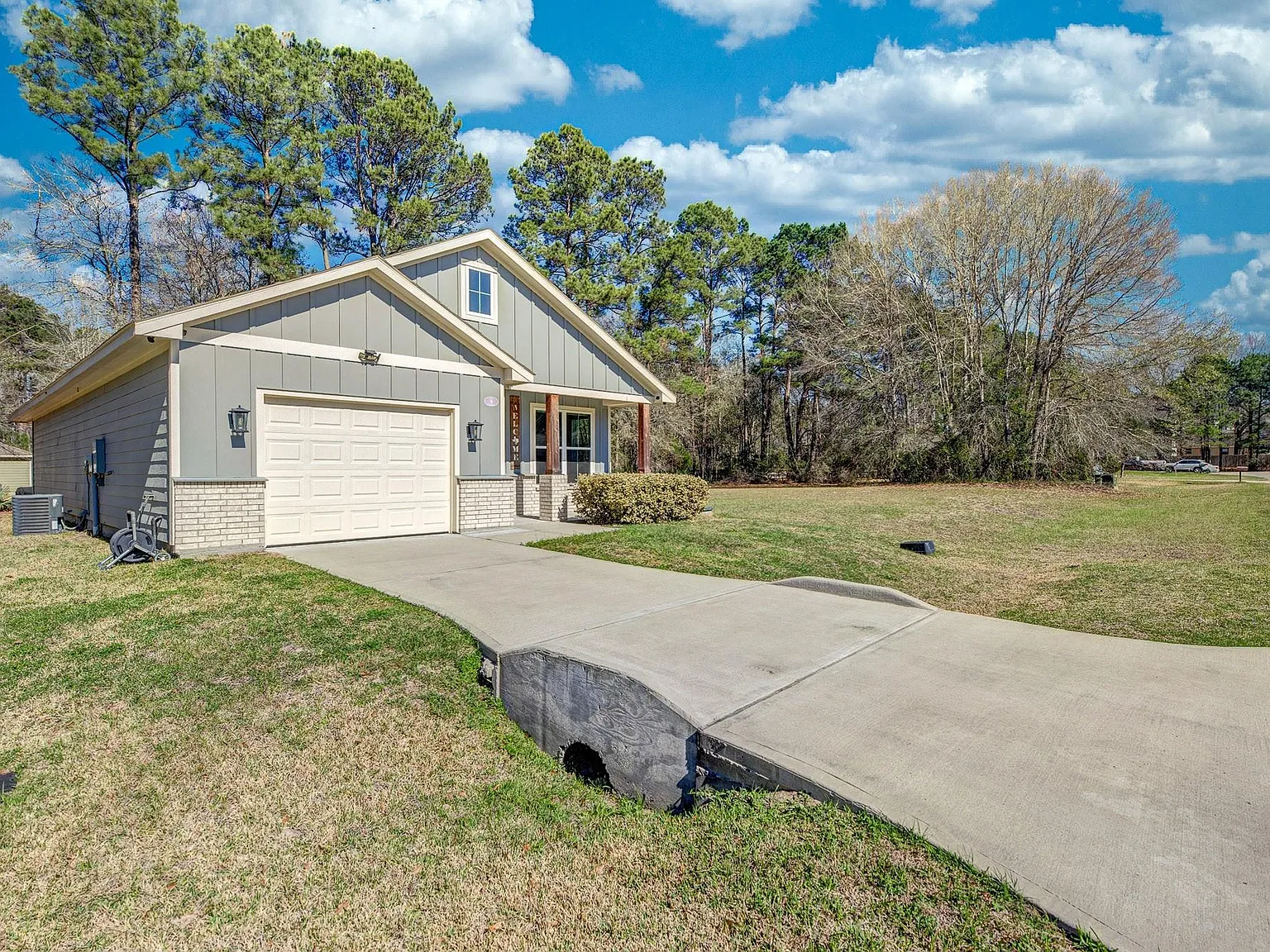 3 bed, 2.0 bath, 1415 sqft, $2,075 — Photo 2