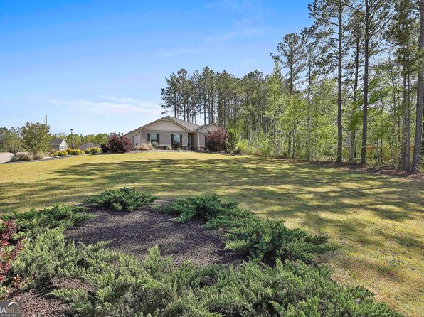 130 S Meadows Ridge Dr, Grantville, GA 30220