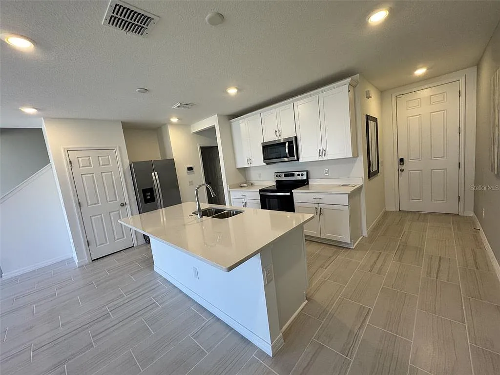 3 bed, 2.5 bath, 1560 sqft, $2,450 — Photo 3