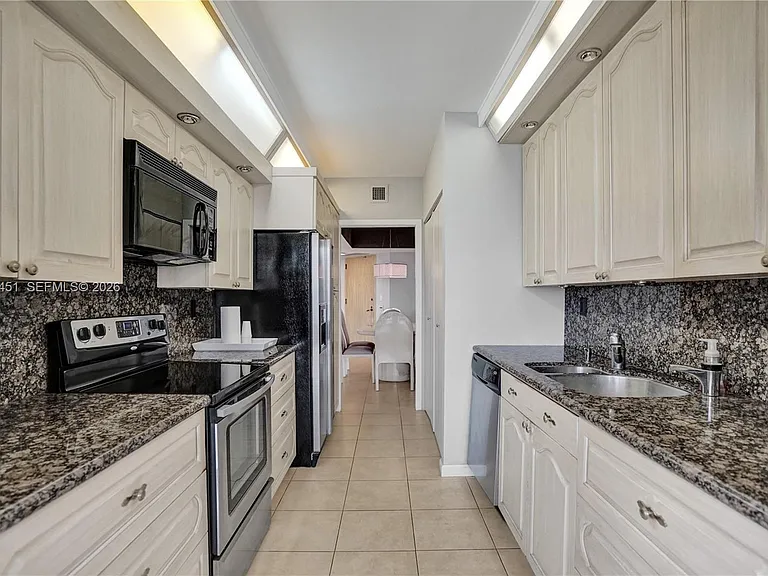 19667 Turnberry Way #9B — Photo 27