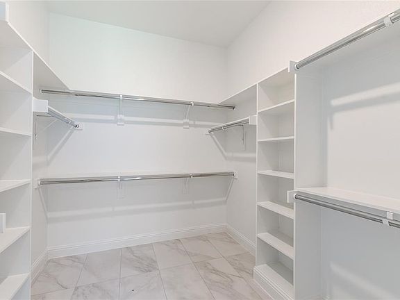 5th image of 221 Saint Andrews Dr E