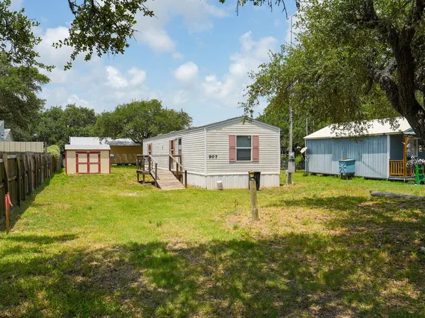 907 N 10th St, Fulton, TX 78382