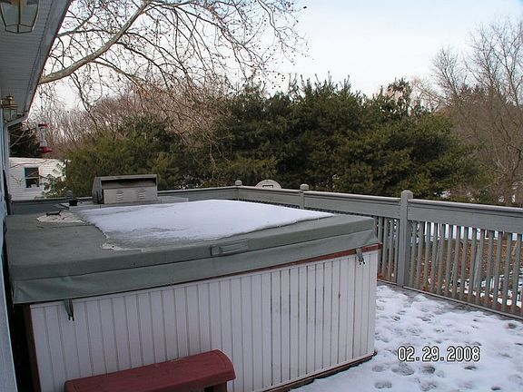 Deck w/ Hot Tub