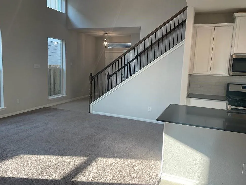 4 bed, 3.5 bath, 2512 sqft, $2,390 — Photo 3