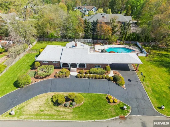 35 Grandview Ave, Upper Saddle River, NJ 07458