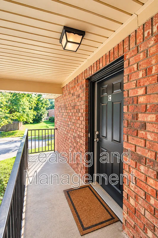 3 bed, 1.5 bath, 1000 sqft, $2,400 — Photo 2