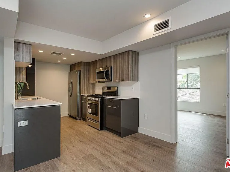 1306 N Orange Dr — Photo 28