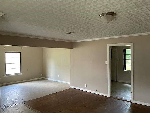 2nd image of 401 Farrer St