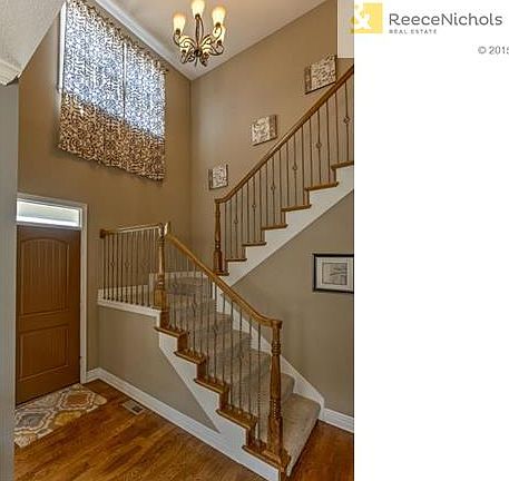 Wow, wide open entryway, 2-story splash