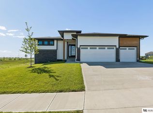 12009 Windsor Dr, Papillion, NE 68046