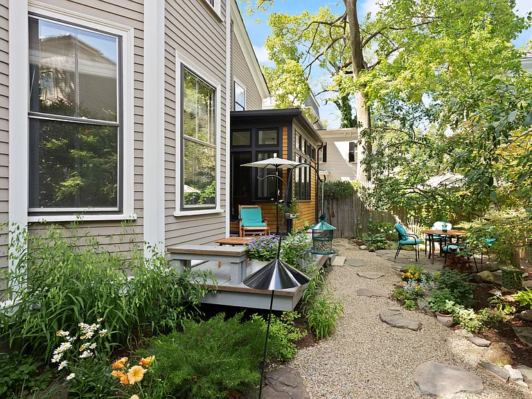 32 Hawthorn St #1 — Photo 38