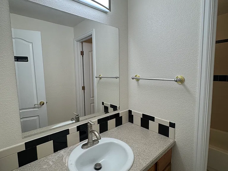 10549 Laurelglen Cir — Photo 23