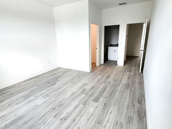 3rd image of 845 Eisenhower Blvd