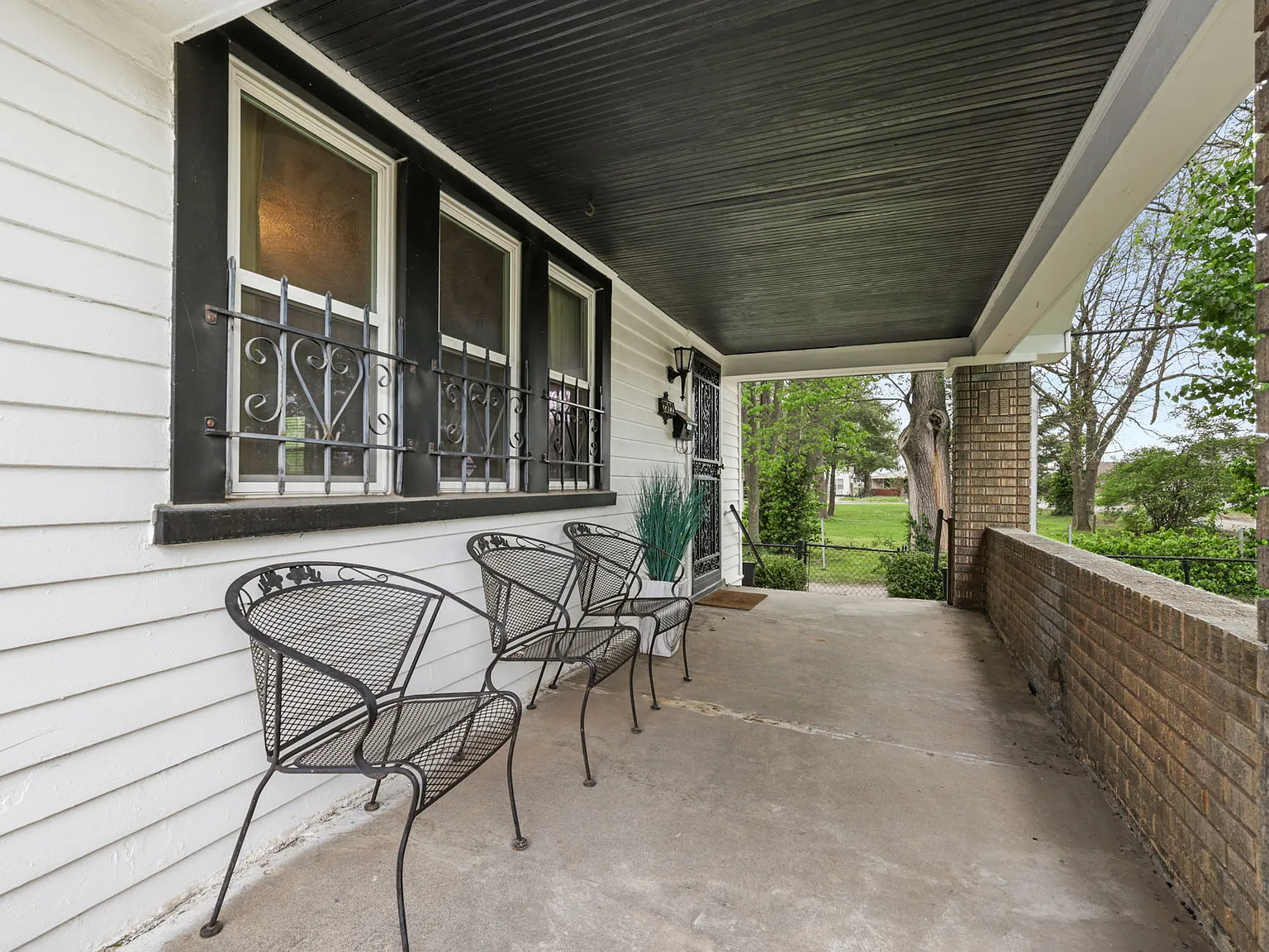3 bed, 2288 sqft, $2,000 — Photo 2
