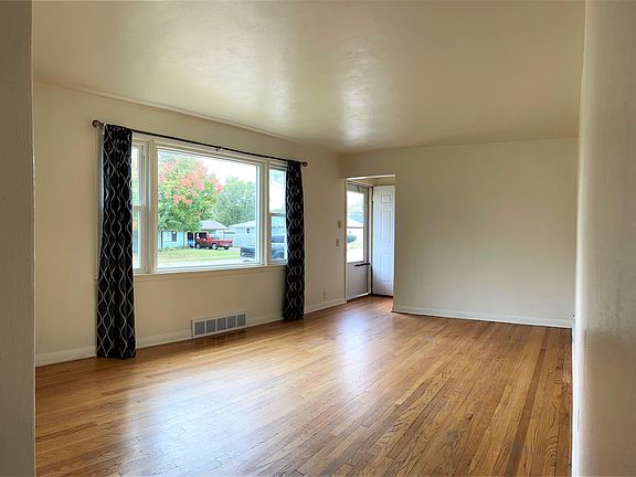 4th image of 834 Merrill Ave