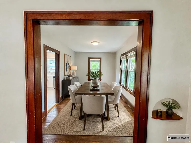 Virtually staged dining room