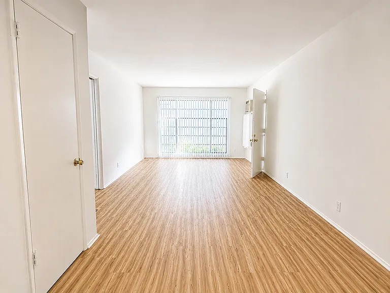 340 N Isabel St — Photo 3