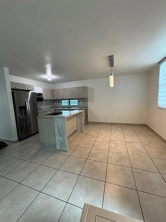 4 bed, 2.5 bath, 1800 sqft, $2,300 — Photo 3
