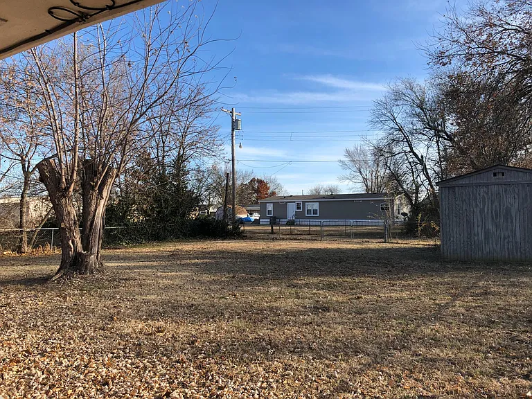 1203 E Pecan St — Photo 24