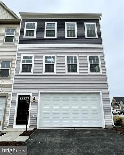 3 bed, 4.0 bath, 2500 sqft, $2,246 — Photo 1