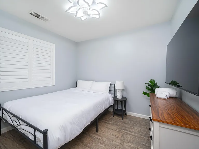 Bedroom 4; queen-sized bed.