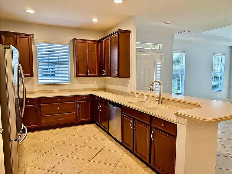 323 Capulet Dr — Photo 6