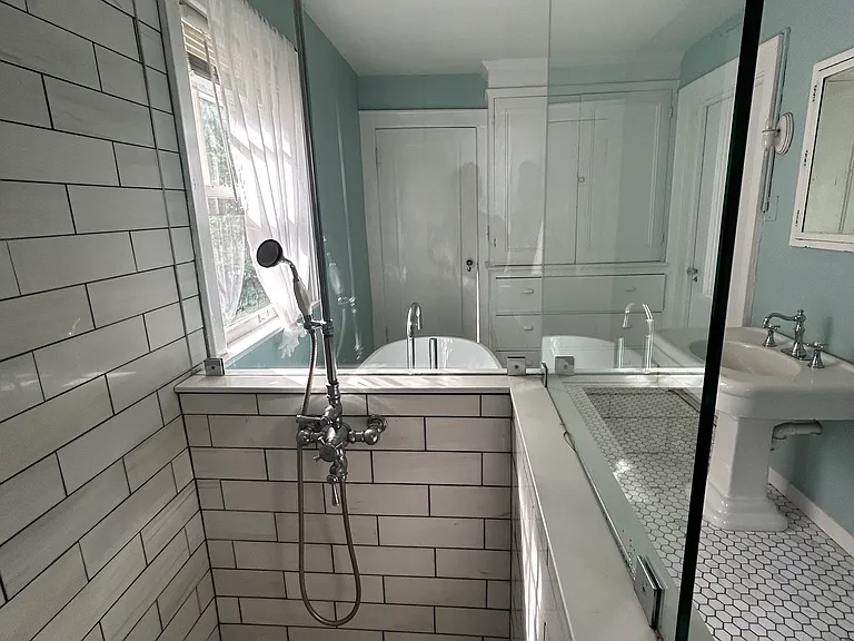 611 Glen St — Photo 26