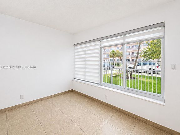 4th image of 1460 NE 169th St APT 108