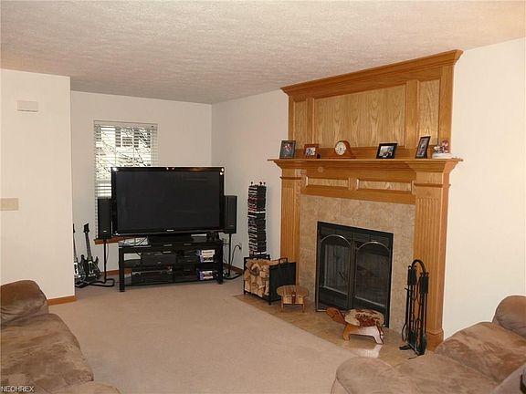 3rd image of 482 Gladstone Dr