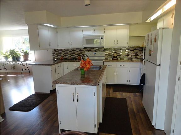 3rd image of 338 E Daffon Dr