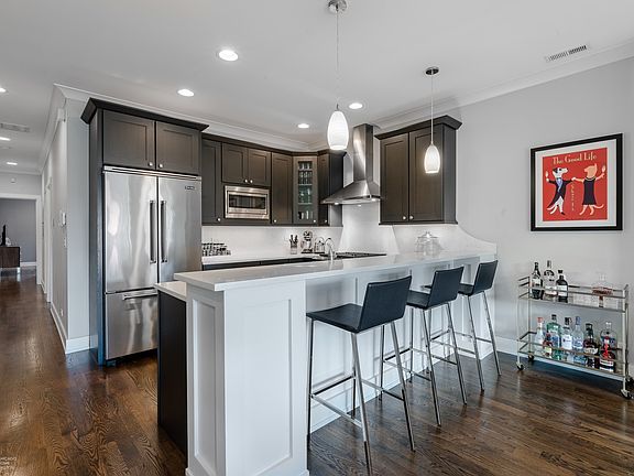3rd image of 1084 N Hermitage Ave #3