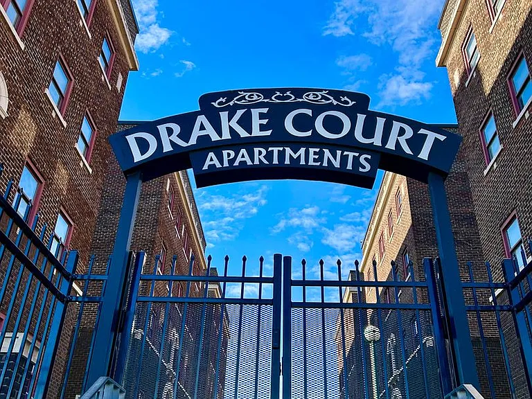 Drake Court — Photo 62