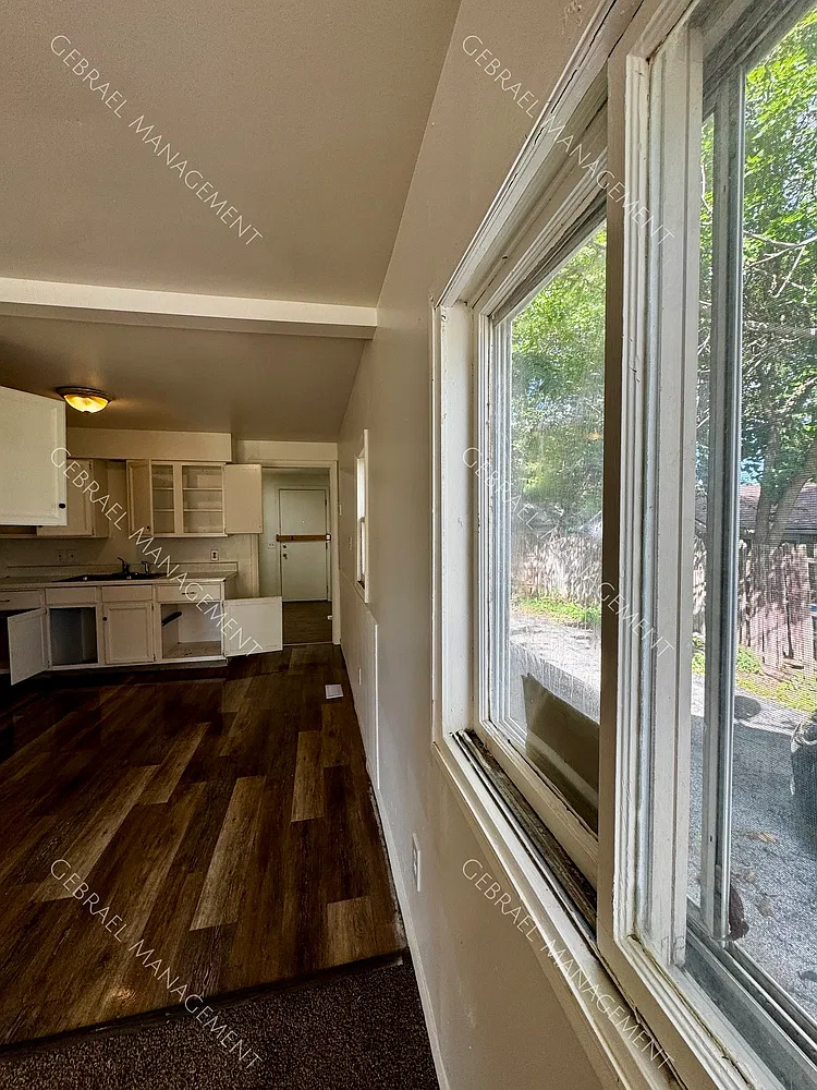 1042 W McLean — Photo 2