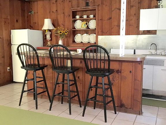 Kitchen with breakfast bar