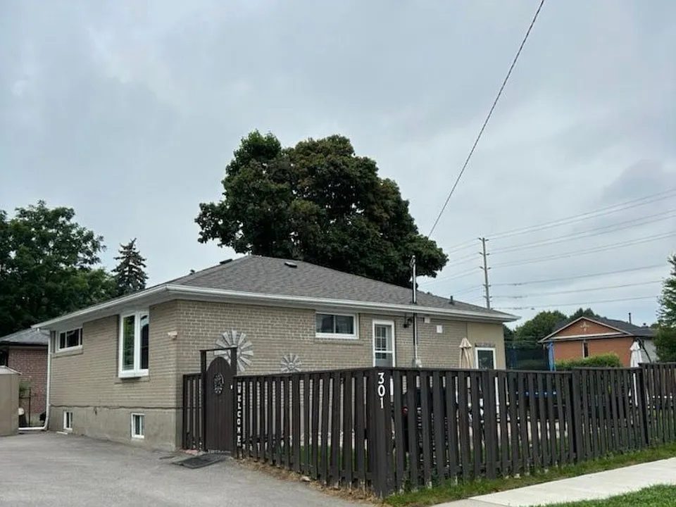 301 Rossland Rd W