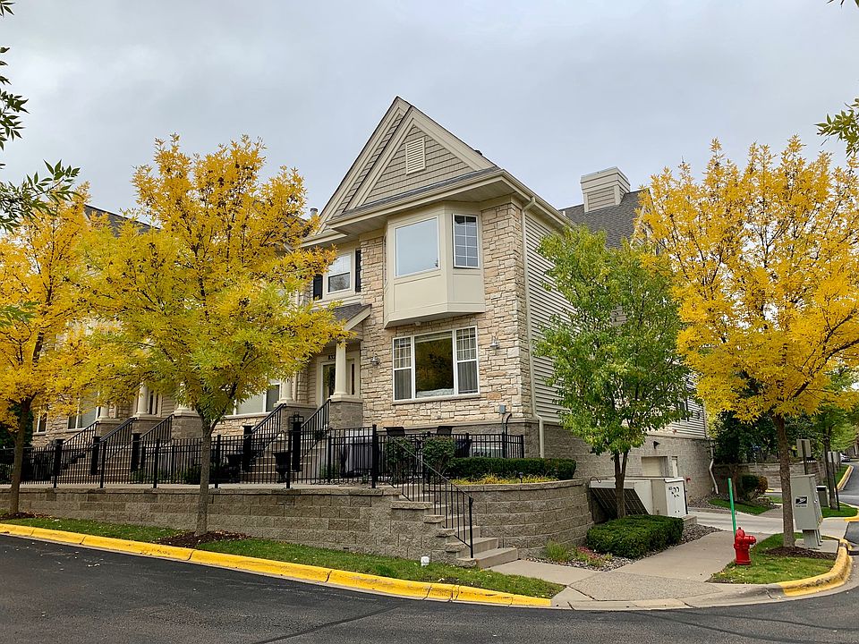 Beautiful end unit townhome!