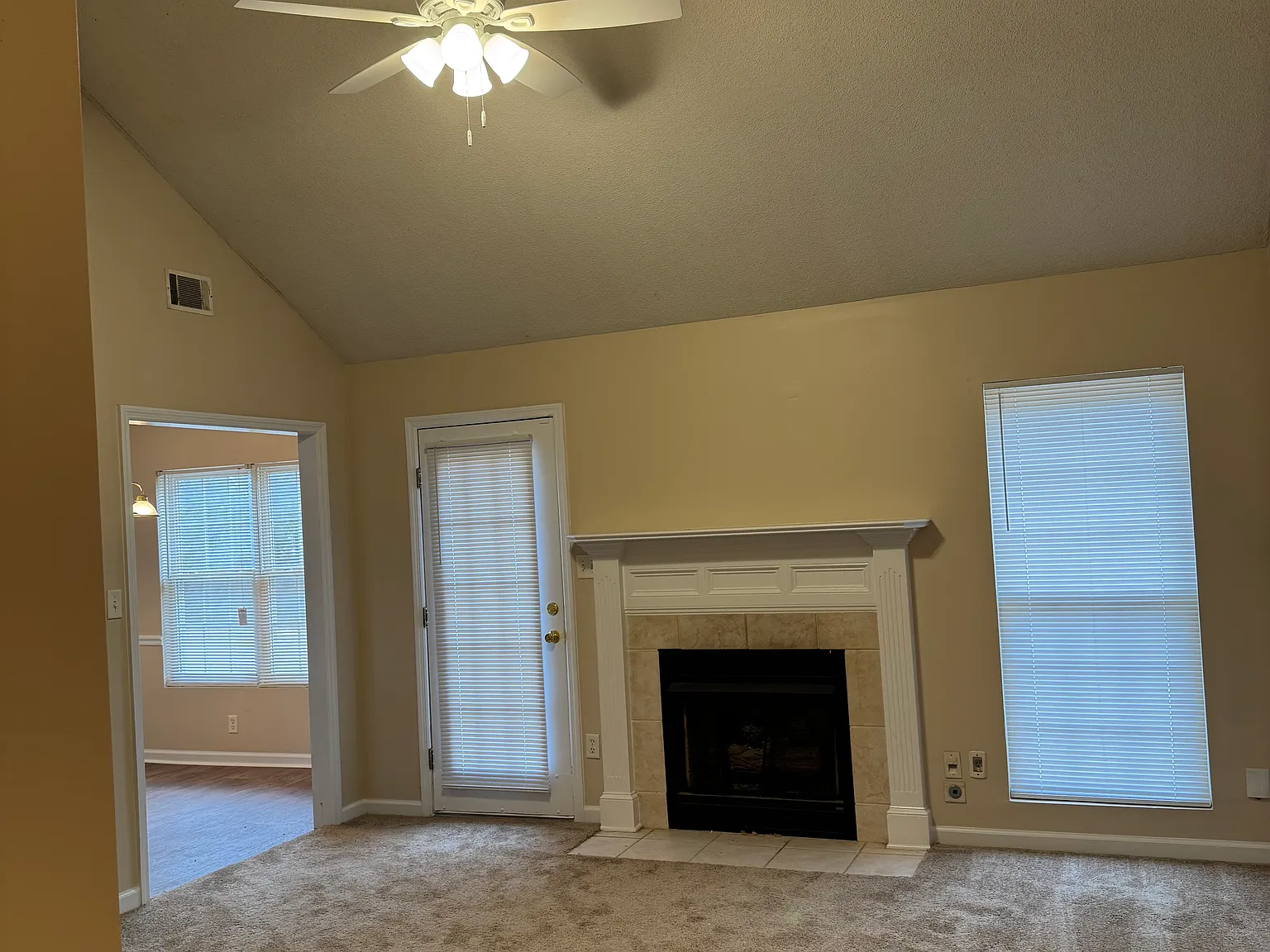 3 bed, 1444 sqft, $1,600 — Photo 2