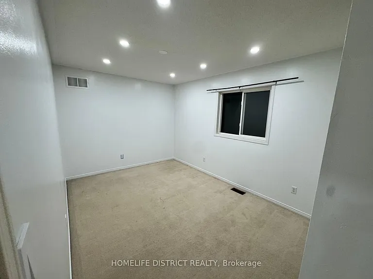 1100 Ashgrove Cres — Photo 13