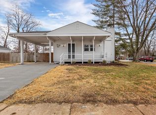 28 Cedar Dr, Pacific, MO 63069