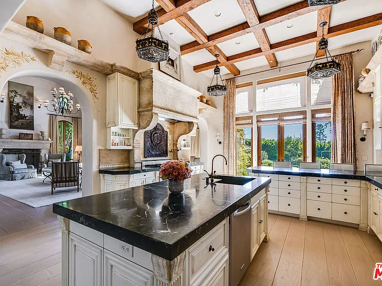 1550 Amalfi Dr — Photo 14