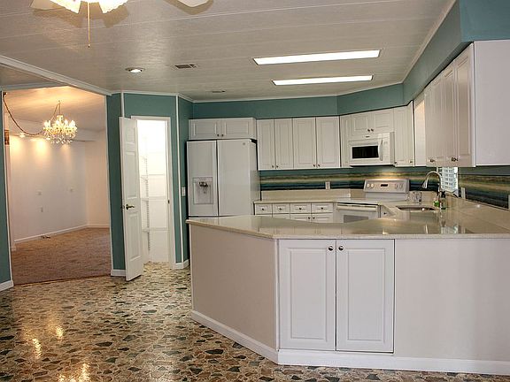 Huge updated eat-in Kitchen