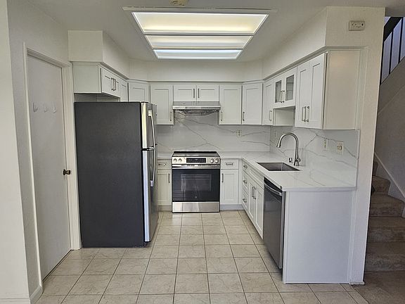 2nd image of 949 Courtland Ct
