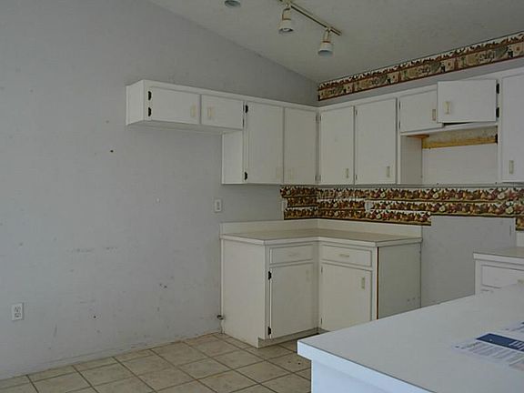3rd image of 407 Saint Anns Dr