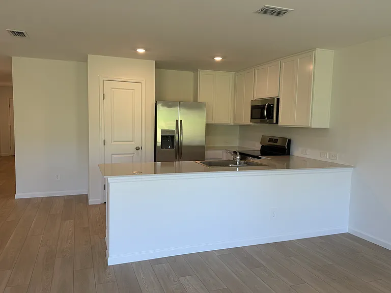 571 Artemis St — Photo 8