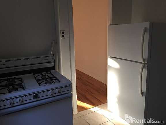 2nd image of 2814 Crescent St