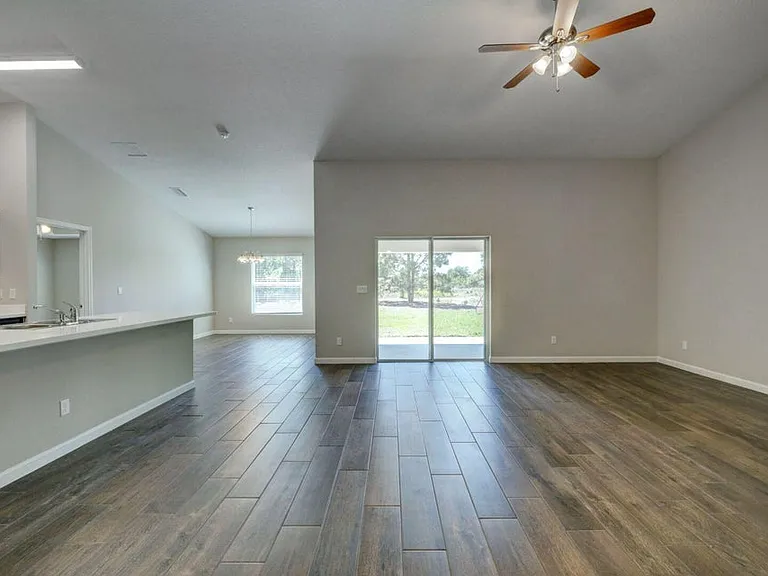 586 SW Laconic Ave — Photo 10