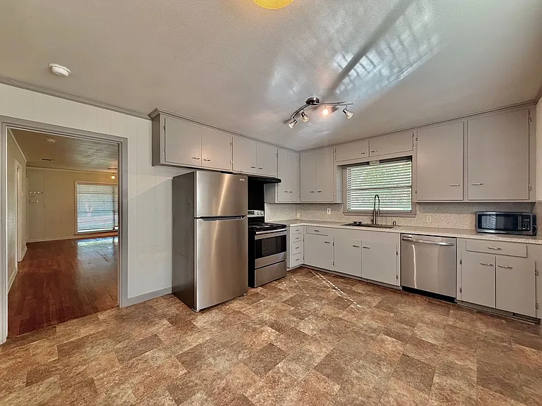 1224 Academy St — Photo 5