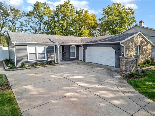 196 Green Ct, Streamwood, IL 60107